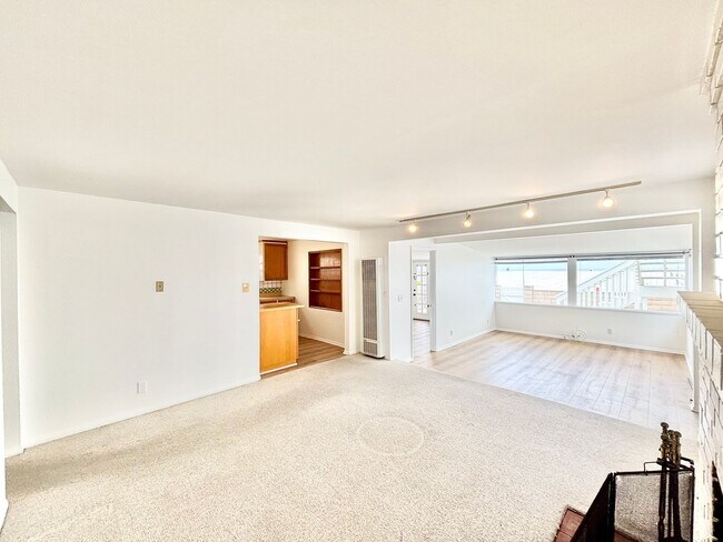 Building Photo - 4027-4029 Ocean Dr