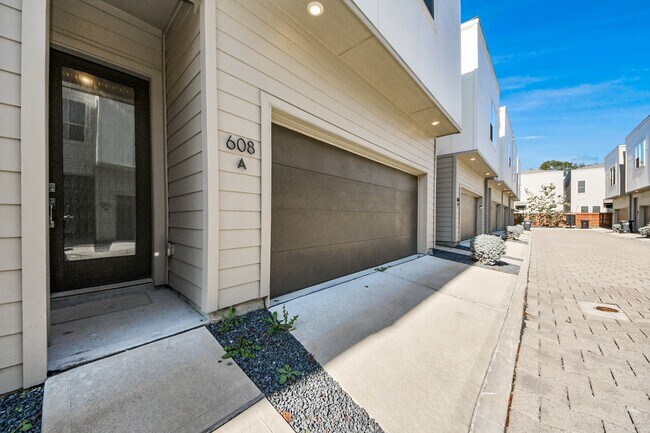 Building Photo - 608 Thornton Rd