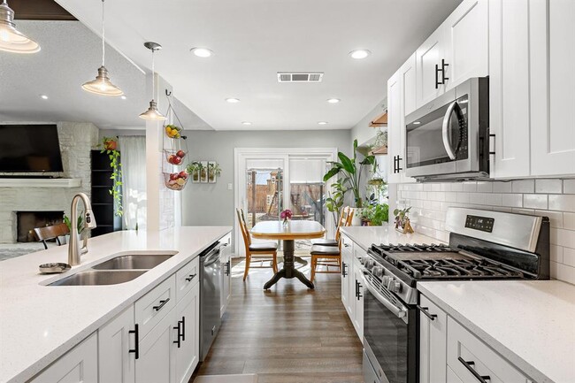 Building Photo - 805 Garden Path Dr