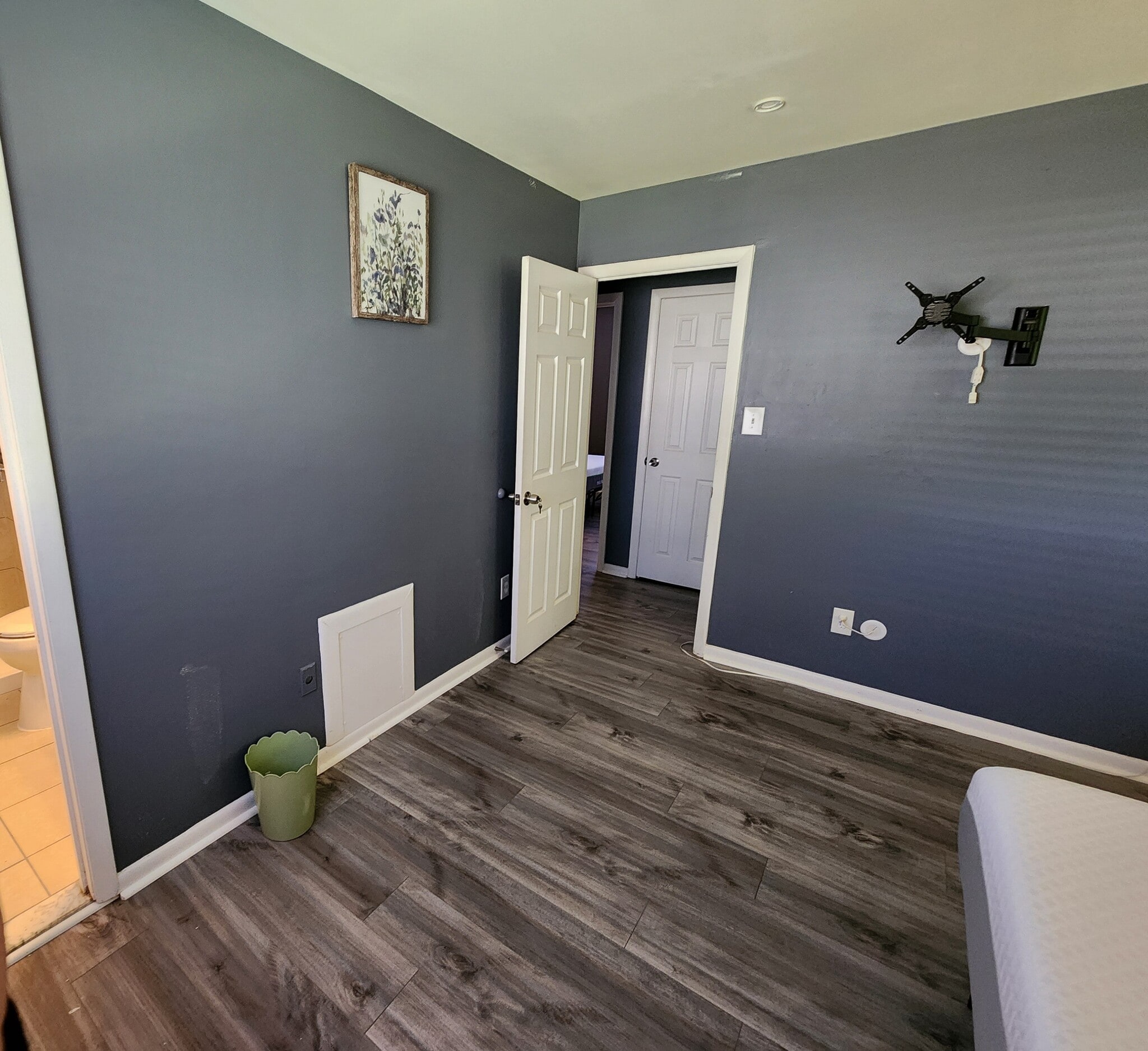 TV mount with hidden wires for flat screen TV up to 60 inches - 8917 Loughran Terrace