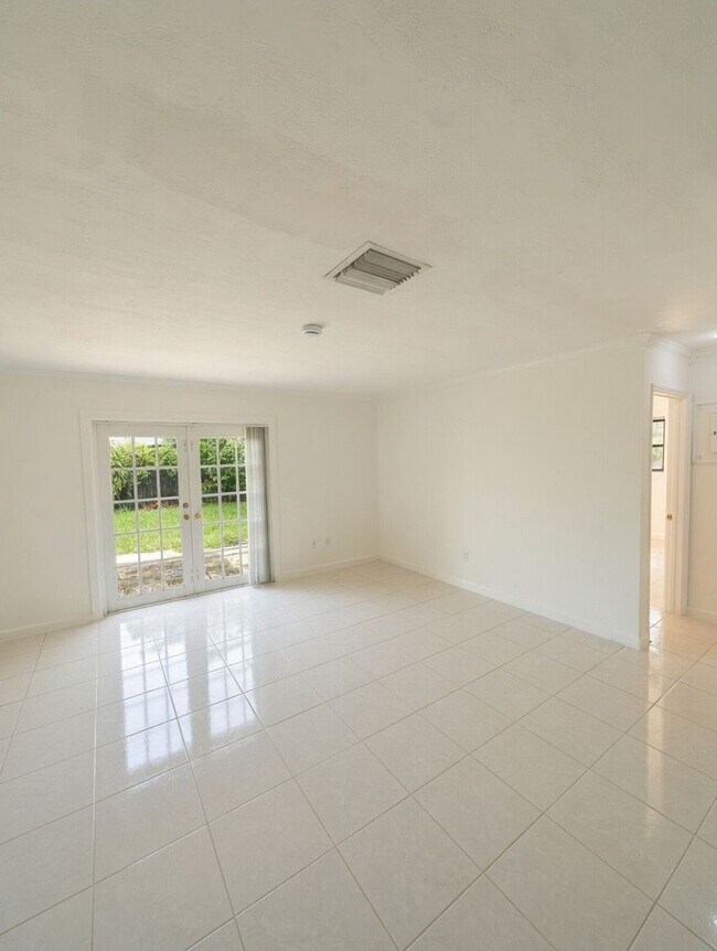 Building Photo - 3/2 Single family house - Move-in ready single-family home in an unbeatable location!