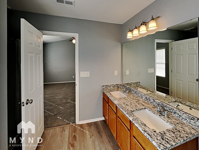 Building Photo - 918 Willow Wind Dr