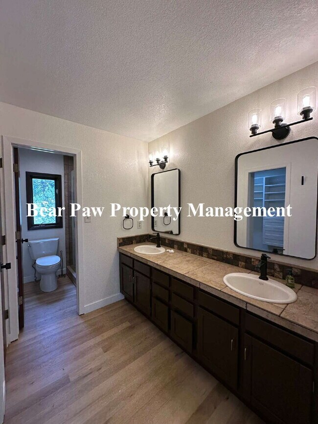 Building Photo - Spacious 4-Bed, 4.5-Bath Retreat in with B...
