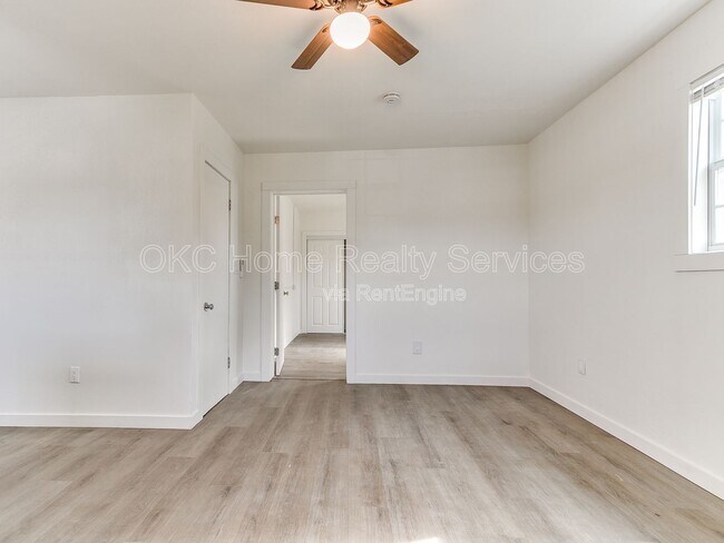 Building Photo - 1812 W Noble Ave