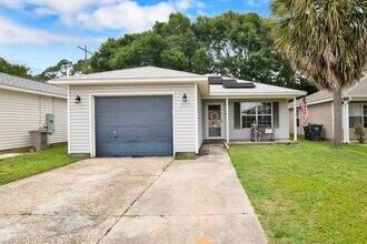 Building Photo - 3 Bed 2 Bath Home in Desired Neighborhood in West Pensacola
