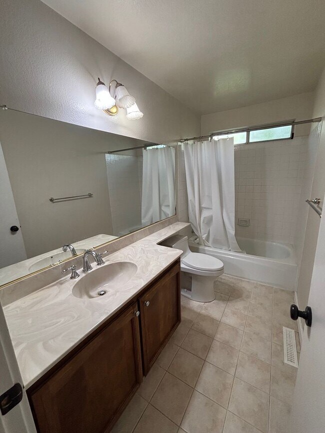 Building Photo - !!! MOVE IN SPECIAL - $500 OFF FIRST MONTH'S RENT!!!! 3 bedroom 2 bathroom Single Family Home wit...