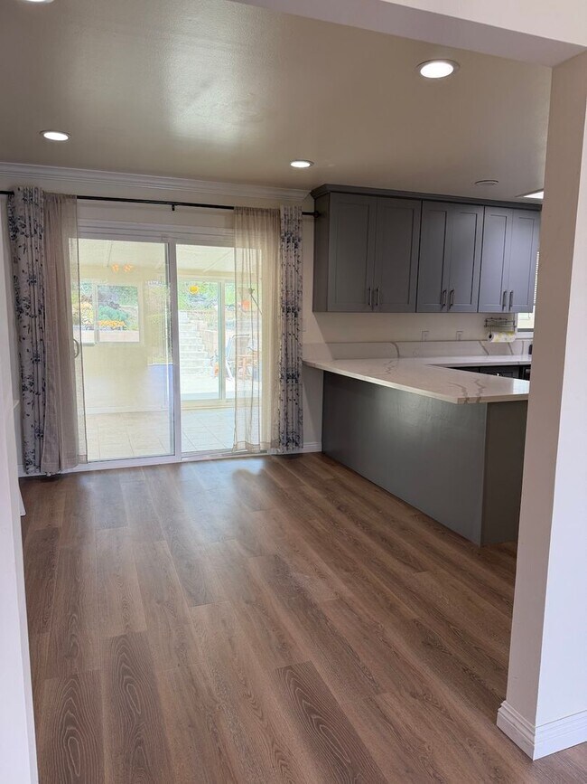 Building Photo - Beautifully Updated 3 Bed, 2 Bath Home in West Vista