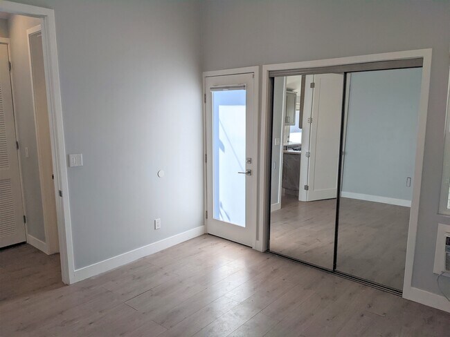 Building Photo - 325 N La Fayette Park Pl