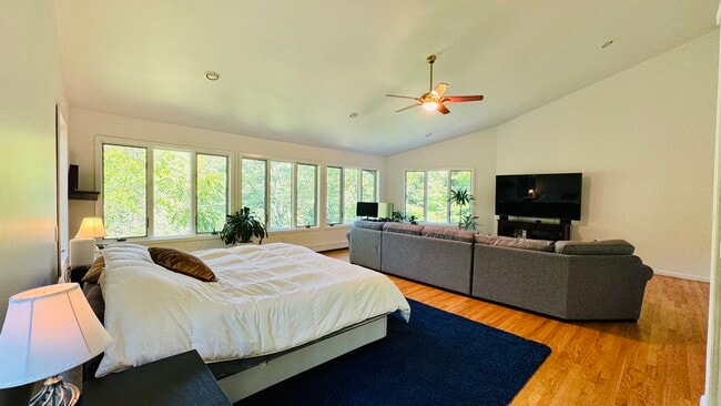 Building Photo - 96 Old Pascack Rd