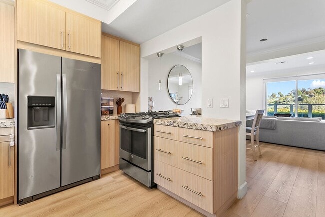 Building Photo - Beautifully Updated 2 Bed/2 Bath Condo with Views!