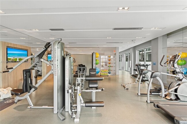 Building Photo - 1600 SW 1st Ave