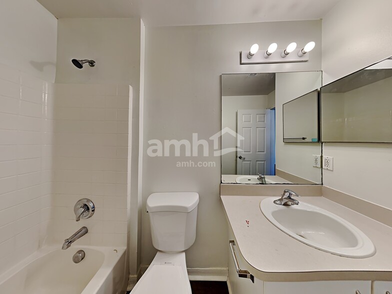 Building Photo - 581 NW Goldcoast Ave