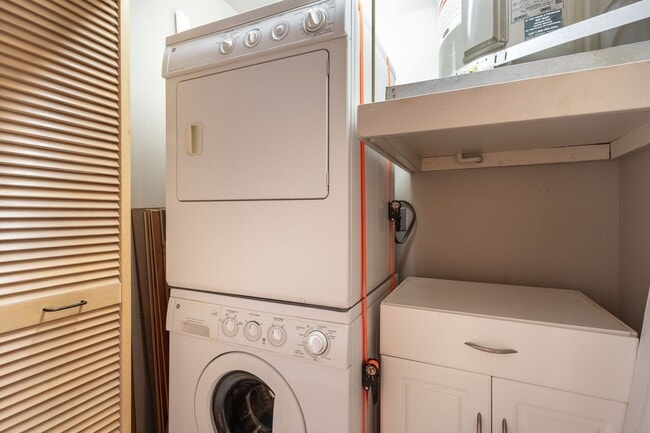 Building Photo - Columbia River View Condo - Hayden Island!