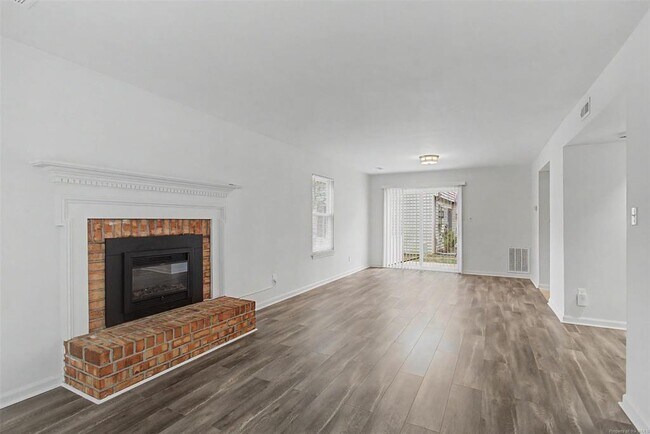 Building Photo - 285 Merrimac Trail