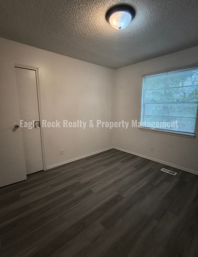 Building Photo - 4627 S 72nd E Pl