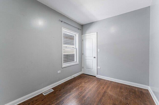 Building Photo - 7008 S Oakley Ave