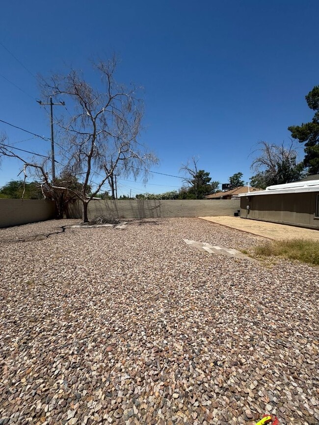 Building Photo - 2225 W Whitton Ave