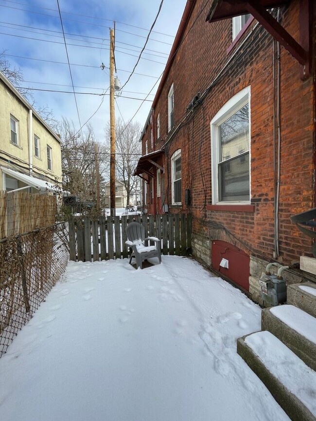 Building Photo - Charming 2-Bedroom Townhome with New Appli...