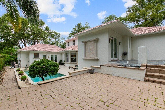 Building Photo - Luxury Rental Available