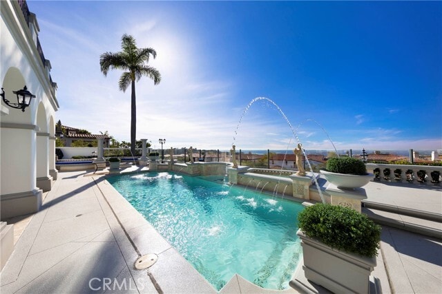 Building Photo - 7 Vista Luci