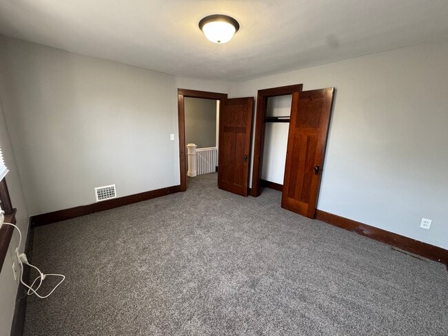 Building Photo - For Rent – Pet-Friendly 2 Bed, 1 Bath Town...
