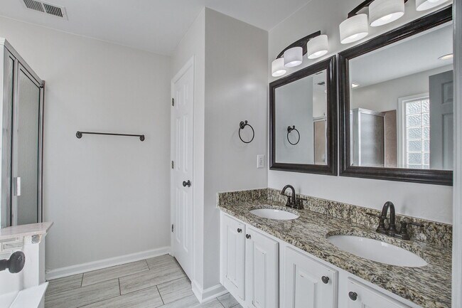 Building Photo - 207 N Pembroke Dr