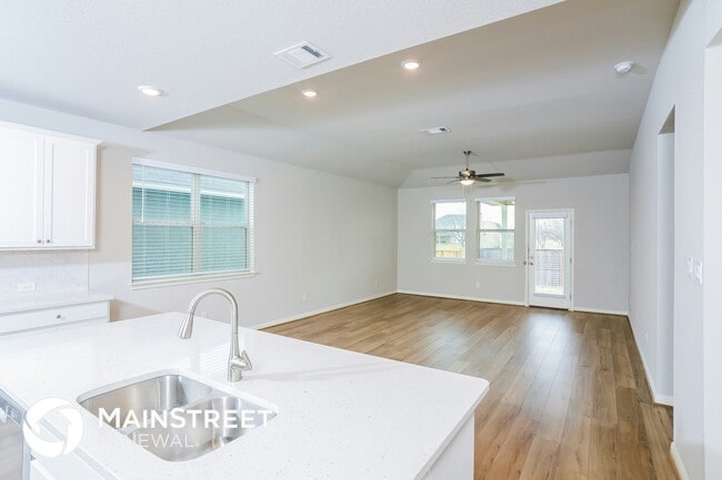 Building Photo - 9219 Dak Ave.