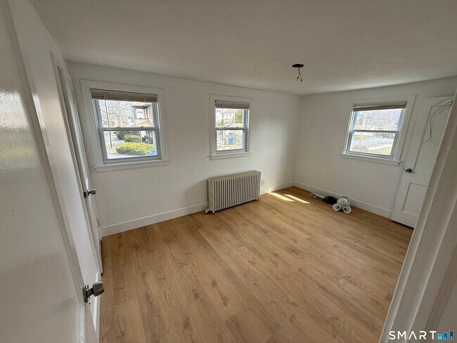 Building Photo - 5 Ann Ave