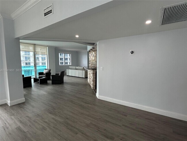 Building Photo - 4001 S Ocean Dr