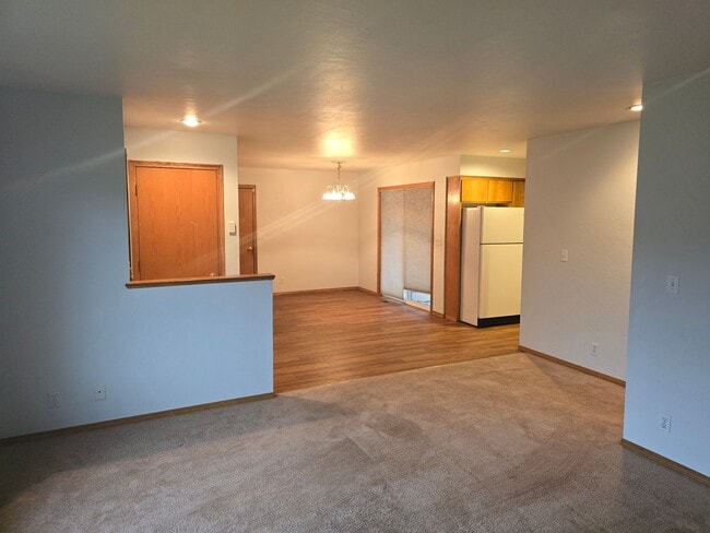 Building Photo - 2 Bedroom in Excellent Location!