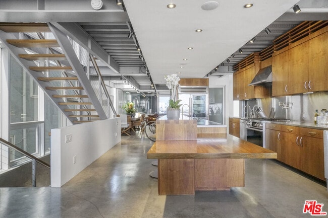 Building Photo - 2911 Ocean Front Walk