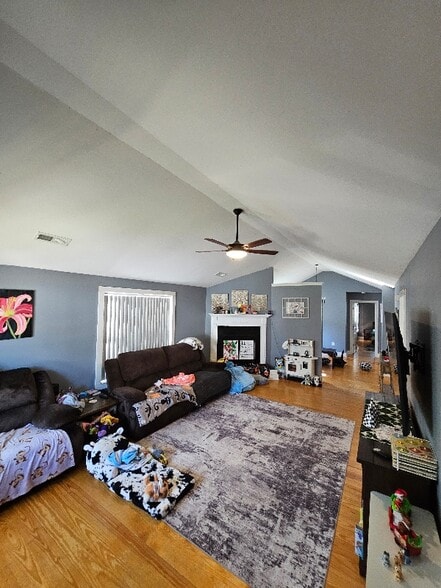 Building Photo - 2104 Razorback Ln