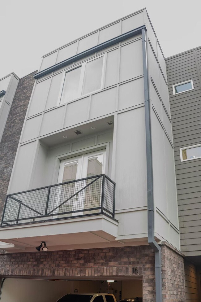 Building Photo - 1680 Memorial Dr SE