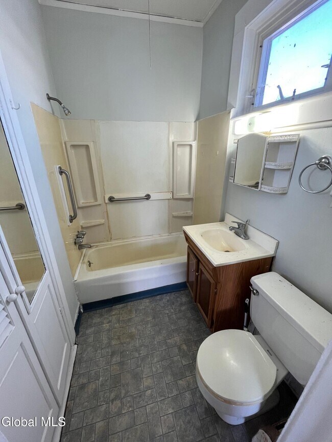 Building Photo - 372 NY-43