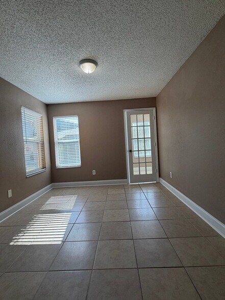 Building Photo - 4658 Commander Dr