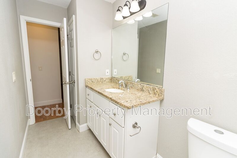 Building Photo - 3860 Youngstown Rd