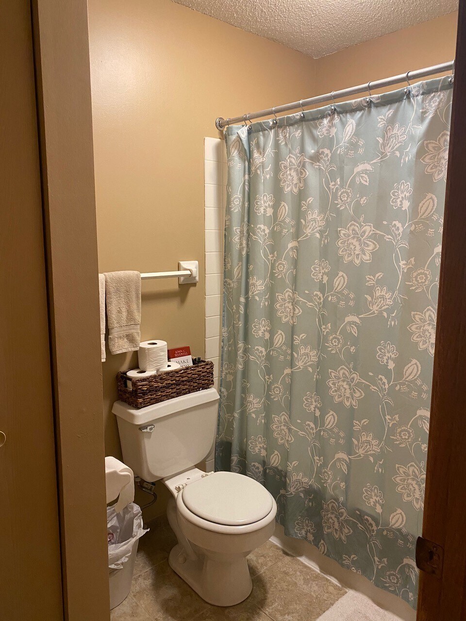 Clean Shower/Bath Combo - 2160 Ridge Dr