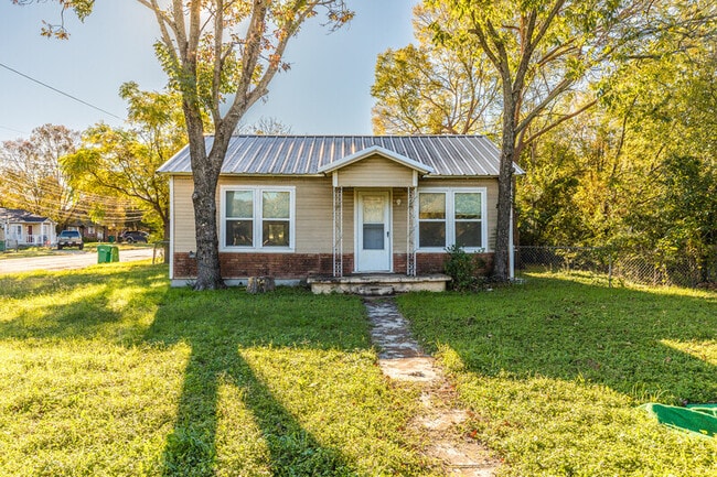 Building Photo - 911 E Craven Ave