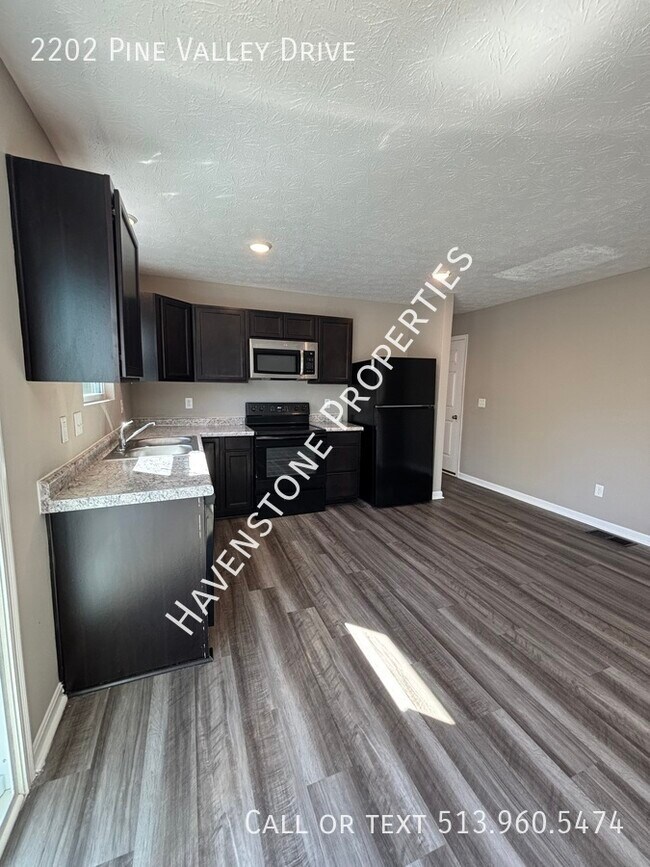 Building Photo - 2202 Pine Valley Dr