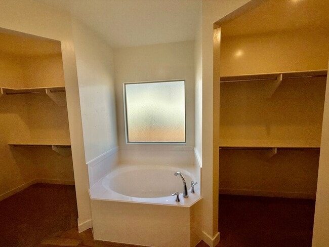 Building Photo - Beautiful Pet-Friendly 4-BR Home in Sunbrook Community