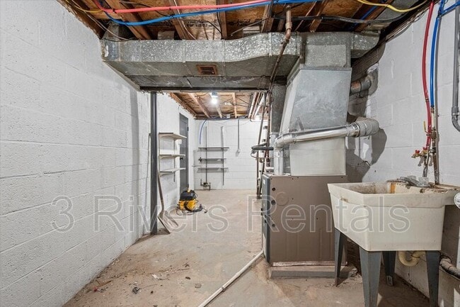 Building Photo - 1419 Dagmar Ave