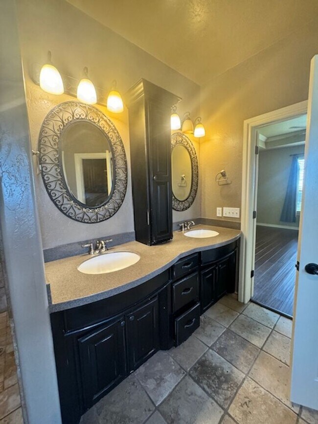 Building Photo - Large 3 bed, 2.5 bath with 30x30 shop