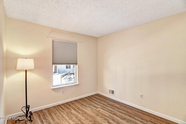 Building Photo - 159 Tulip Ln