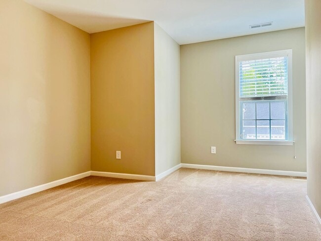 Building Photo - Sellhorn Heights 4BR/2.5BA, Fenced Yard, D...