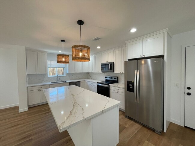 Building Photo - Freshly Remodeled & Full of Charm on Banbury