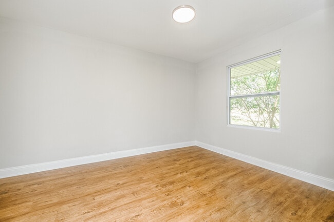 Building Photo - NEWLY RENOVATED 2 bedroom, 1 bathroom at G...