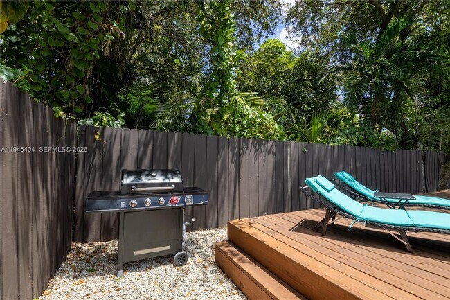 Building Photo - 14325 NE 8th Ave