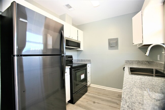 Building Photo - Beautifully updated 1 bedroom apartment within walking distance to the beach!