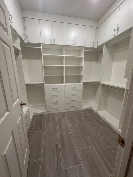 Walk-In Closet - 2463 Middlebury Dr SE