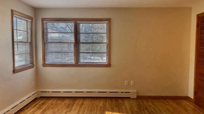 Building Photo - 487-489 Desnoyer Ave